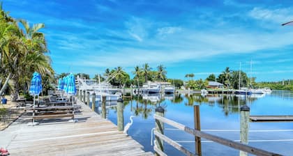 All-New, Heated Pool, Tiki Bar & Grill, Huge TV, Great Wifi