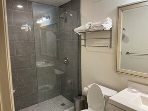 Hair dryer, towels, soap, toilet paper - All-New, Heated Pool, Tiki Bar & Grill, Huge TV, Great Wifi (Sarasota)
