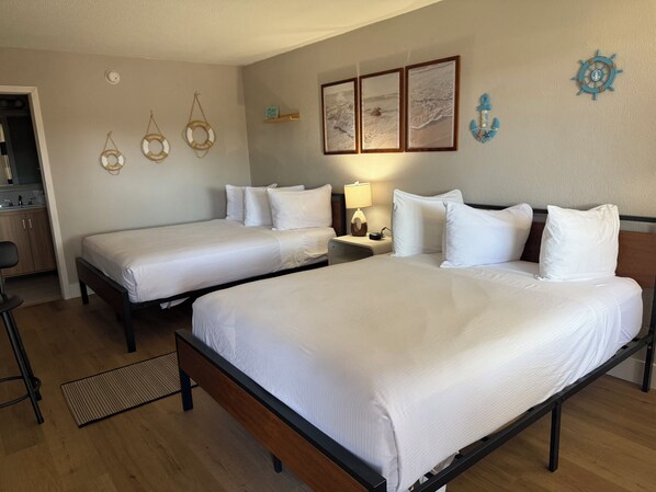 1 bedroom, iron/ironing board, WiFi, bed sheets - All-New, Heated Pool, Tiki Bar & Grill, Huge TV, Great Wifi (Sarasota)