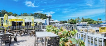 All-New, Heated Pool, Tiki Bar & Grill, Huge TV, Great Wifi