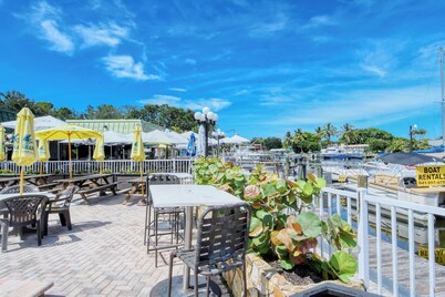 All-New, Heated Pool, Tiki Bar & Grill, Huge TV, Great Wifi