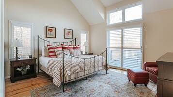 5 bedrooms, desk, iron/ironing board, WiFi (free)