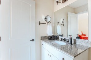 Ducha, secador de pelo y toallas