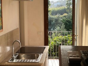 Réfrigérateur, bouilloire électrique, chaise haute, îlots de cuisine