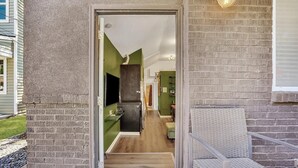 Un interior moderno con cocina, comedor y sala de estar.