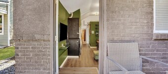 Blackstone Retreat -Sophisticatedly Vibrant 2 Bedroom House in North Charleston 