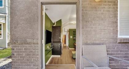 Blackstone Retreat -Sophisticatedly Vibrant 2 Bedroom House in North Charleston