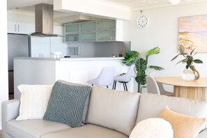 TV - Surfers Paradise Beachfront 2 bed 2 bath Apartment (Surfers Paradise)