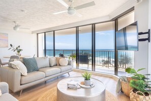 TV - Surfers Paradise Beachfront 2 bed 2 bath Apartment (Surfers Paradise)