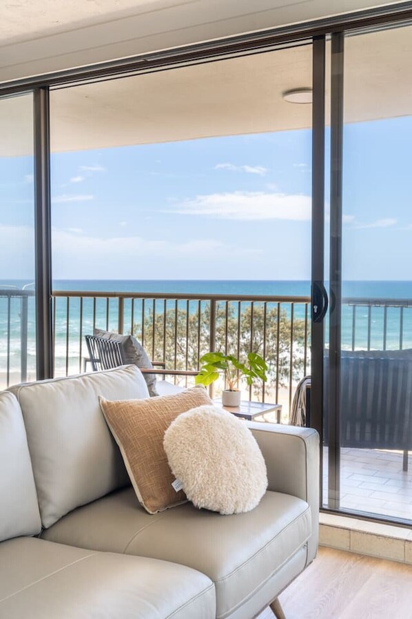 TV - Surfers Paradise Beachfront 2 bed 2 bath Apartment (Surfers Paradise)