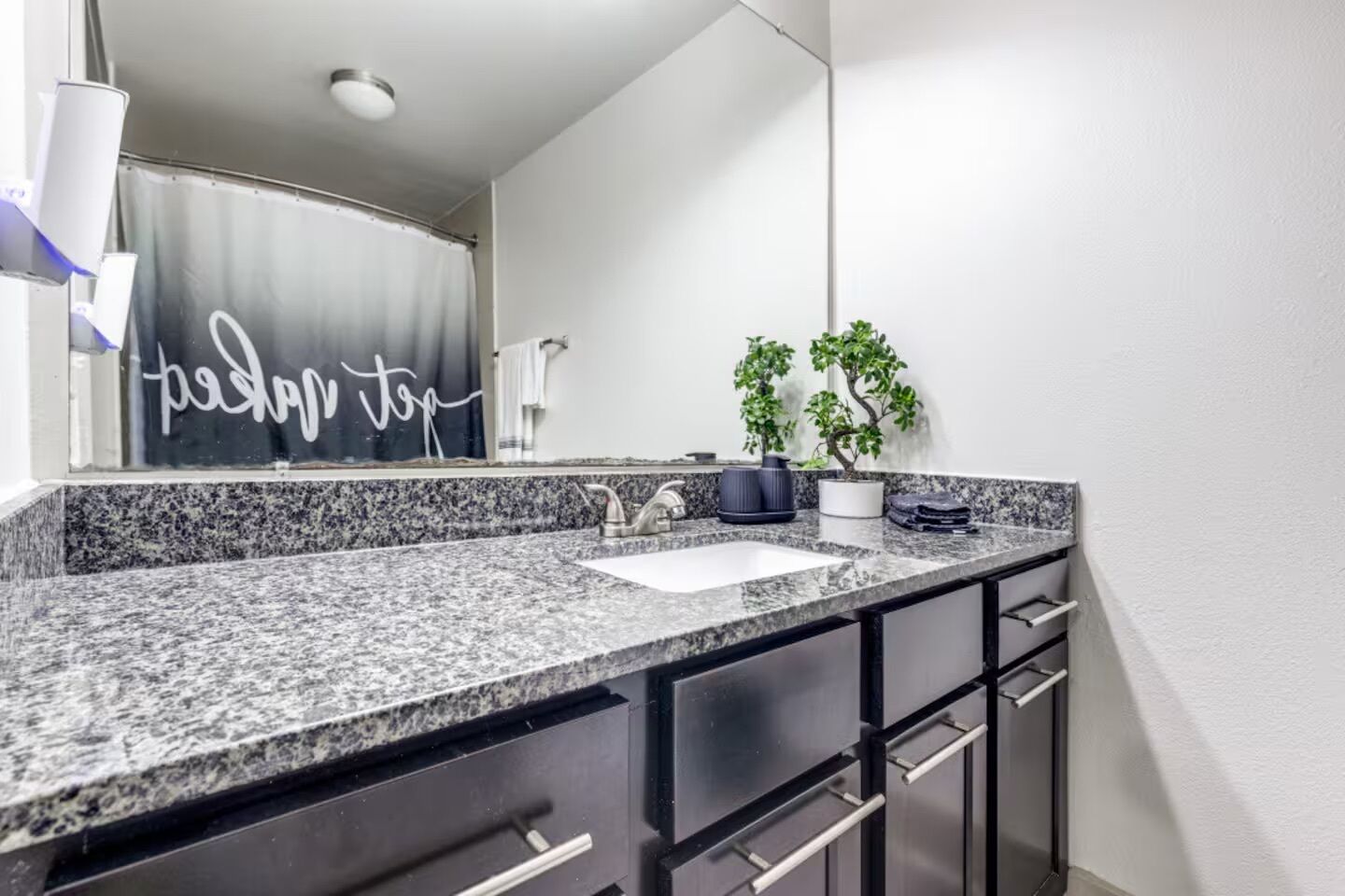 Secadora de cabello, toallas, jabón, papel de baño 