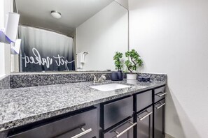 Secadora de cabello, toallas, jabón, papel de baño 