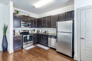 Microwave, oven, stovetop, dishwasher - Modern Apartment with WiFi, pool and fitness room in vibrant Houston (Houston)