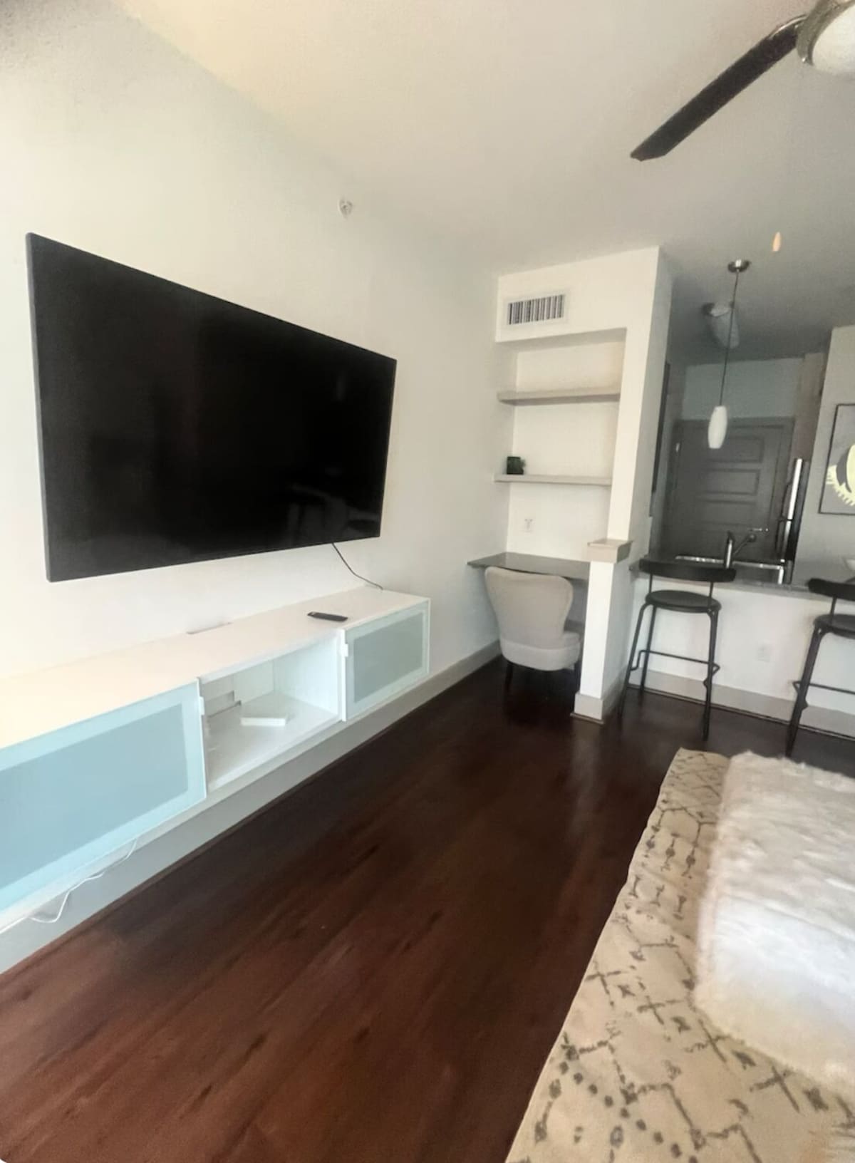 Photo 3 of Modern Apartment with WiFi, pool and fitness room in vibrant Houston