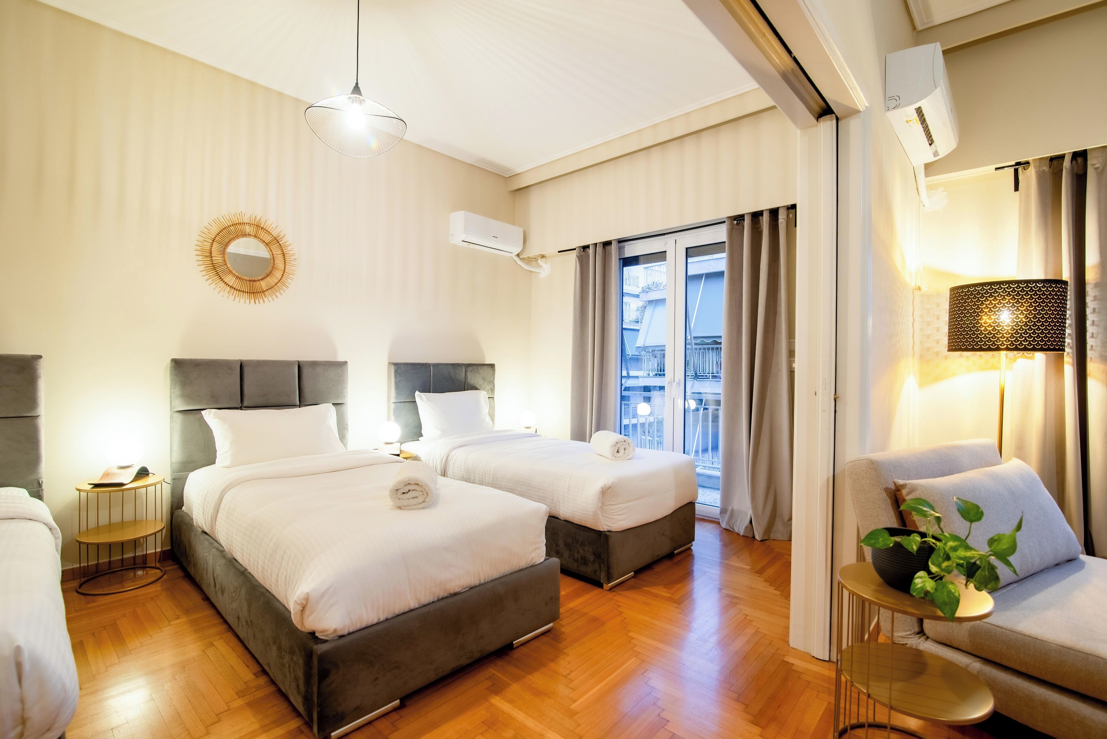 4 Schlafzimmer, Zimmersafe, Schreibtisch, Bügeleisen/Bügelbrett