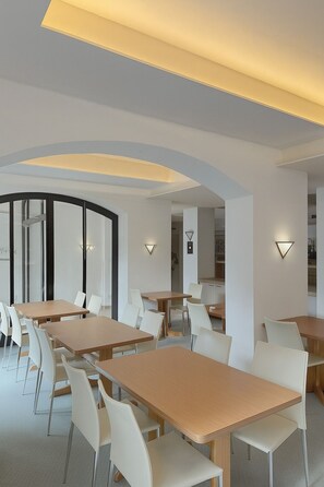 Daily continental breakfast for a fee - Hotel Villa Noel – Central Station Dresden (Dresden)