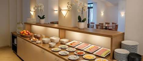 Tägliches kontinentales Frühstück (14 EUR pro Person)