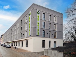 Un moderno edificio de hotel con fachada plana, múltiples ventanas y señalización destacada para B&B Hotels.