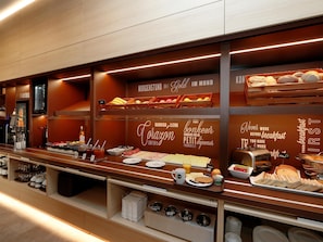 Dagelijks ontbijtbuffet (EUR 13.9 per persoon)