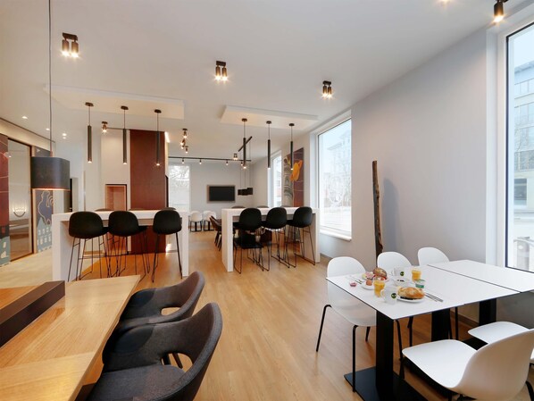 Sarapan prasmanan setiap hari (EUR 13.9 per orang)