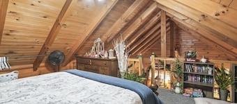 Buck Ridge | Hocking Hills, Rustic Cabin, Hot Tub