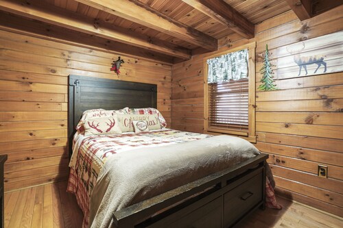 Buck Ridge | Hocking Hills, Rustic Cabin, Hot Tub