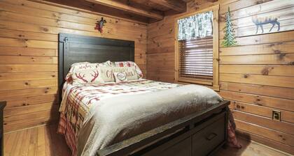 Buck Ridge | Hocking Hills, Rustic Cabin, Hot Tub