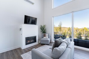 Televisor intel·ligent, llar de foc i futbolí