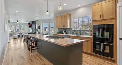 Spacious Downtown Location | 4BA, 2 Kitchens + Game Room