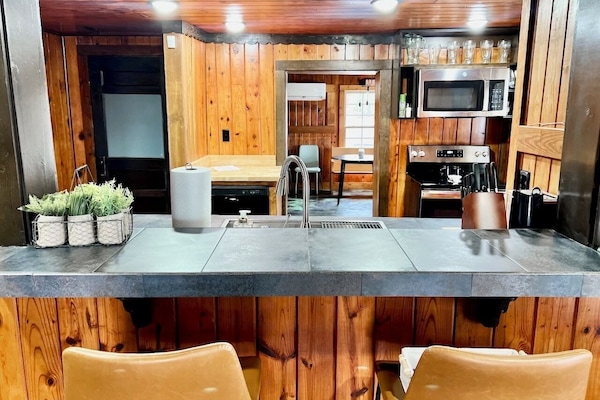 Microondas, horno, parrilla de estufa y lavavajillas