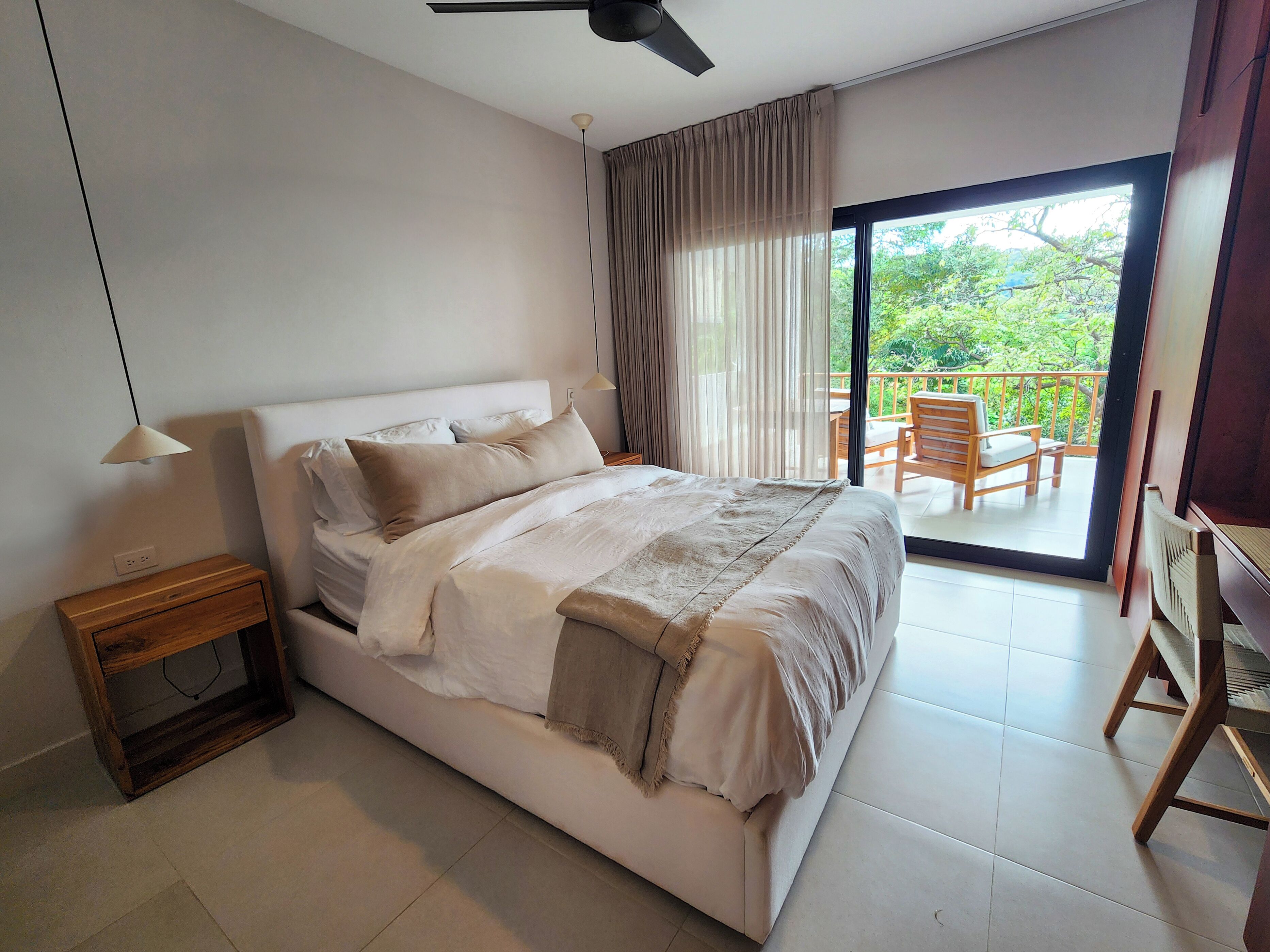 2 chambres, coffres-forts dans les chambres, bureau, lit parapluie