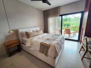 2 soverom, safe på rommet, skrivebord og reiseseng for barn