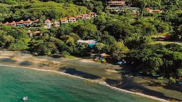 Plage, chaises longues, serviettes de plage