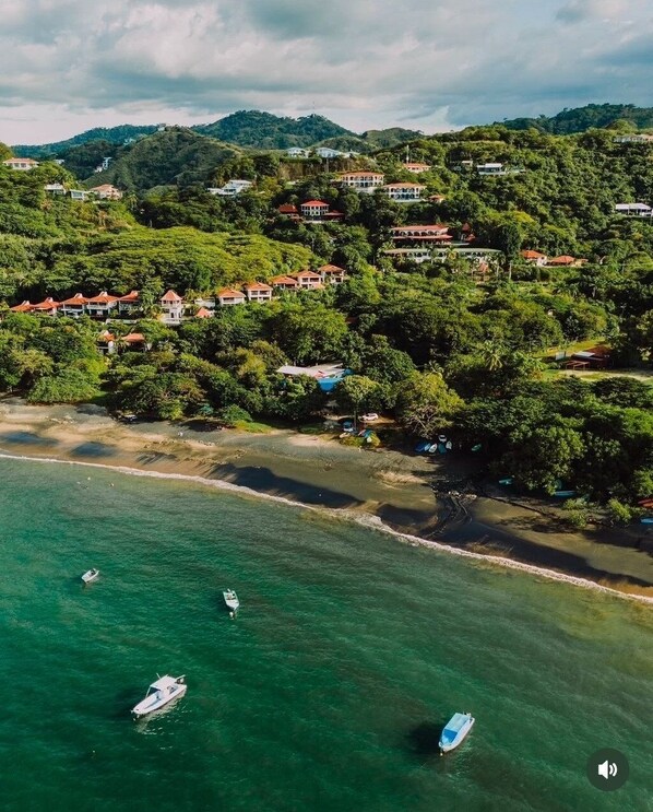 På stranden, solsenger og strandhåndklær