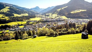 Una cittadina situata in una valle, con montagne sullo sfondo.