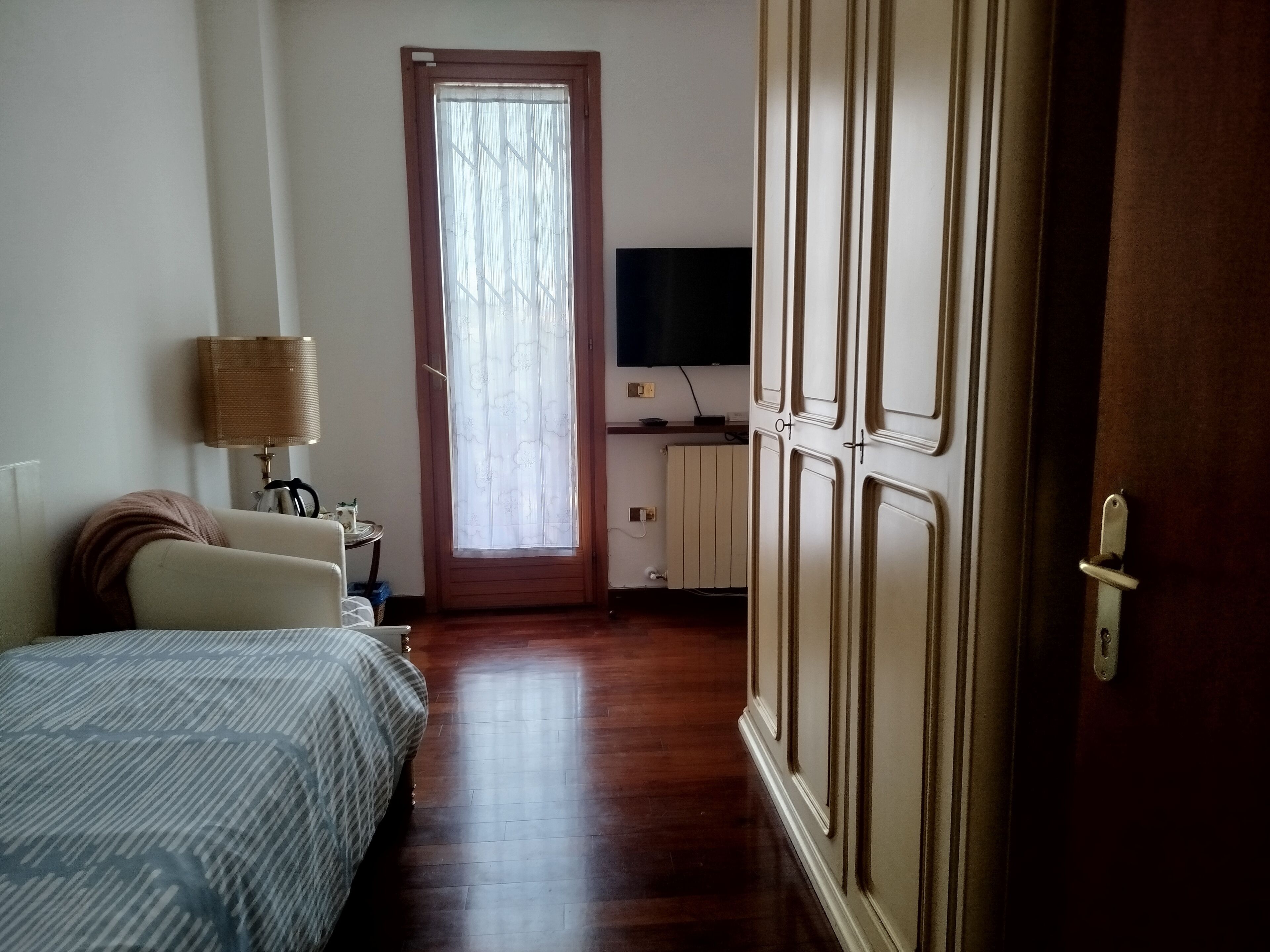 Camera Basic, 1 letto singolo, vista città | Copriletto in piuma, Wi-Fi gratuito, lenzuola