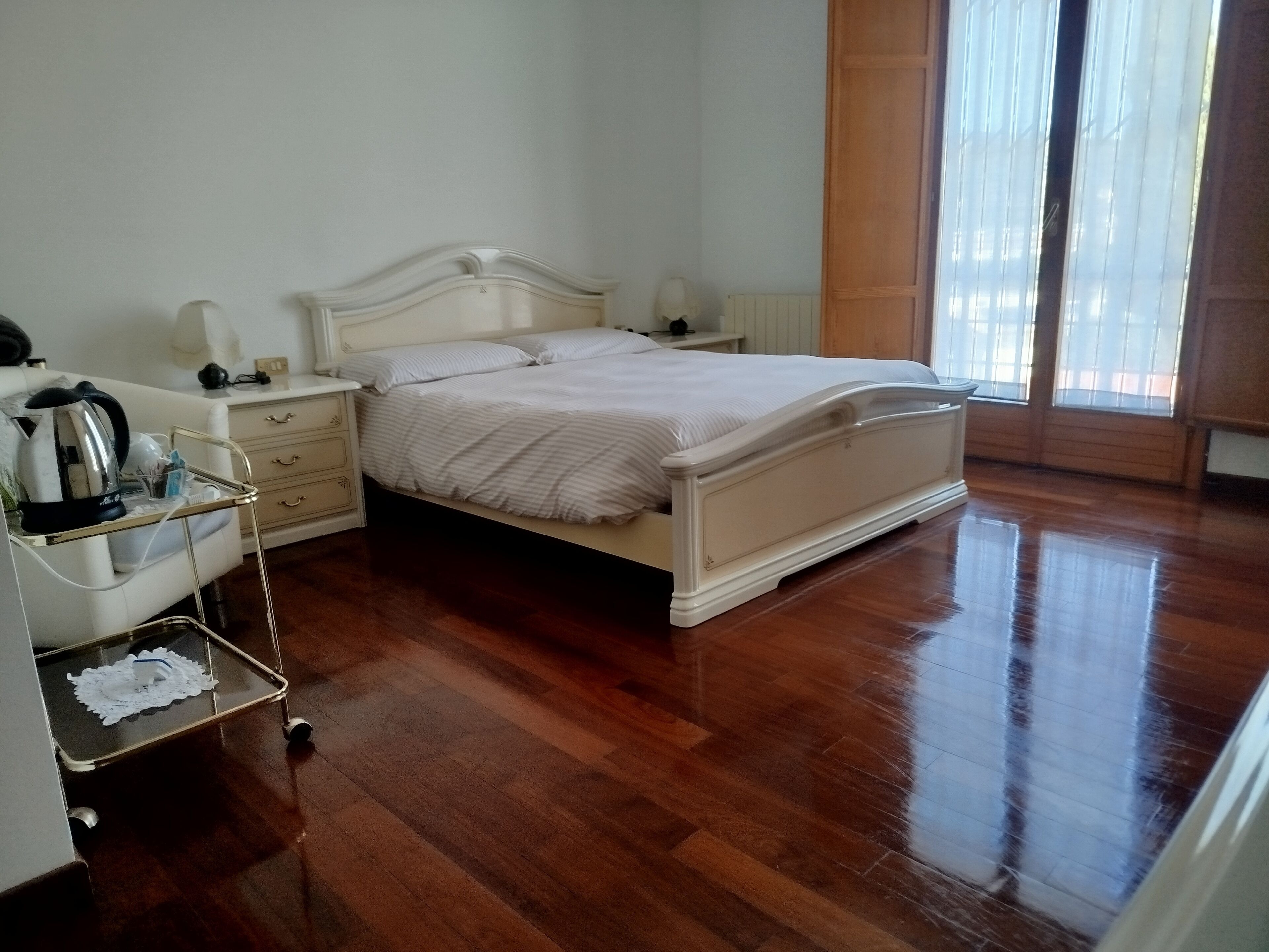 ألحفة محشوة بالريش وواي فاي مجانًا وملاءات أسرّة