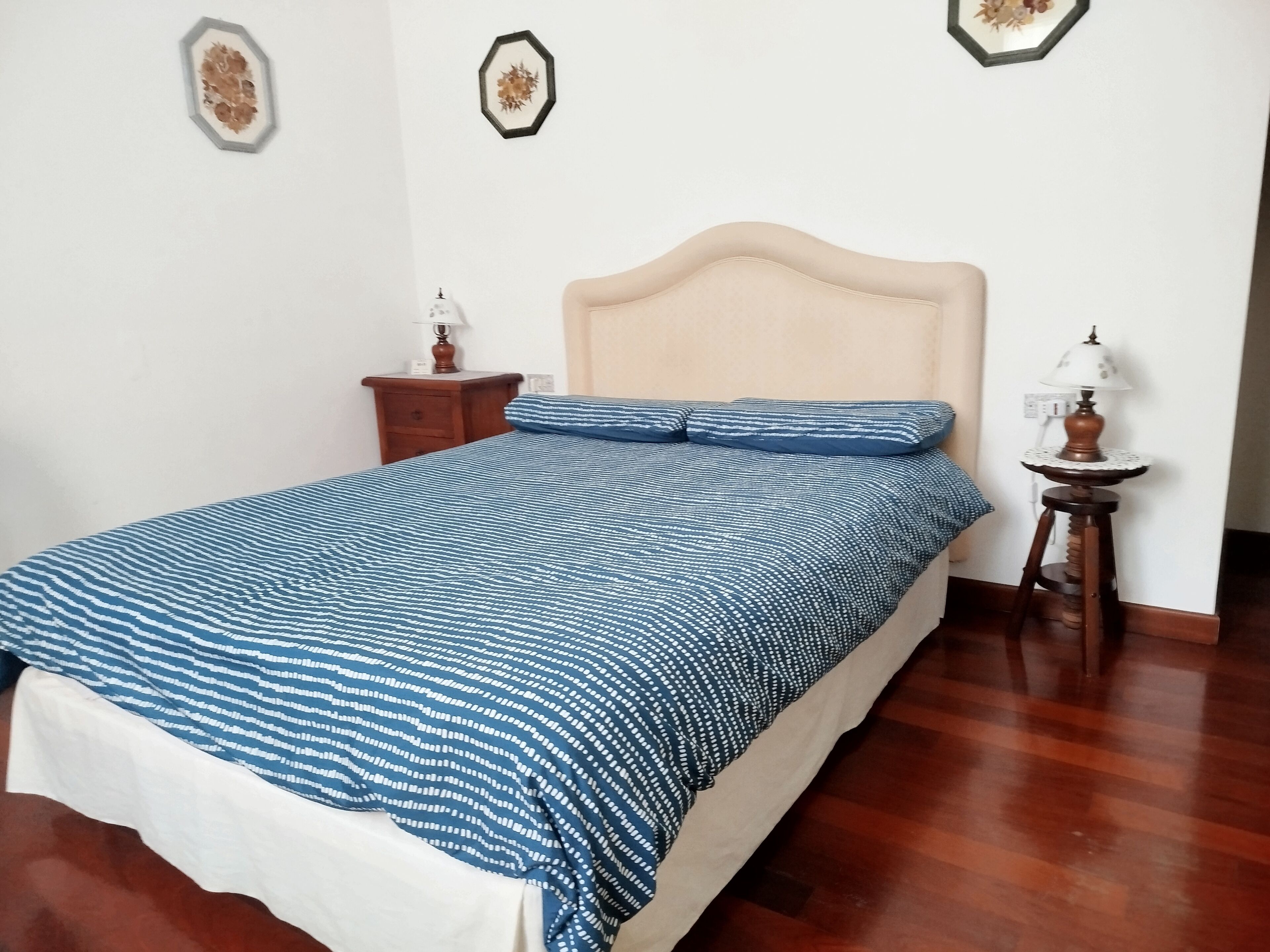 ألحفة محشوة بالريش وواي فاي مجانًا وملاءات أسرّة