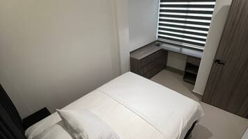 3 habitaciones, tabla de planchar con plancha, wifi y ropa de cama