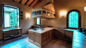 Grand réfrigérateur, micro-ondes, four, plaque de cuisson