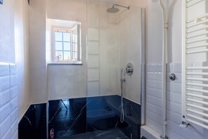 Dusche, Haartrockner, Bidet, Handtücher