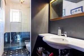 Dusche, Haartrockner, Bidet, Handtücher