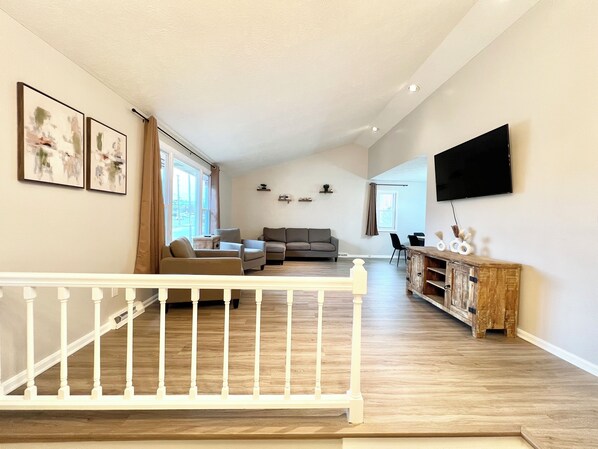 Smart TV - Jacuzzi! Spacious 4-bedroom 3-full Bath house with WiFi and AC near Beachwood (South Euclid)