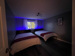 4 bedrooms, travel cot, WiFi, bed sheets - Jacuzzi! Spacious 4-bedroom 3-full Bath house with WiFi and AC near Beachwood (South Euclid)