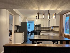 Fridge, microwave, oven, stovetop - Jacuzzi! Spacious 4-bedroom 3-full Bath house with WiFi and AC near Beachwood (South Euclid)