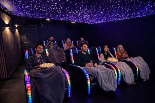 Jacuzzi! Spacious 4-bedroom 3-full Bath house with WiFi and AC near Beachwood