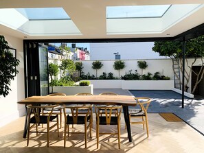 Outdoor dining - Luxury Montpellier townhouse - perfect location (Gloucestershire)