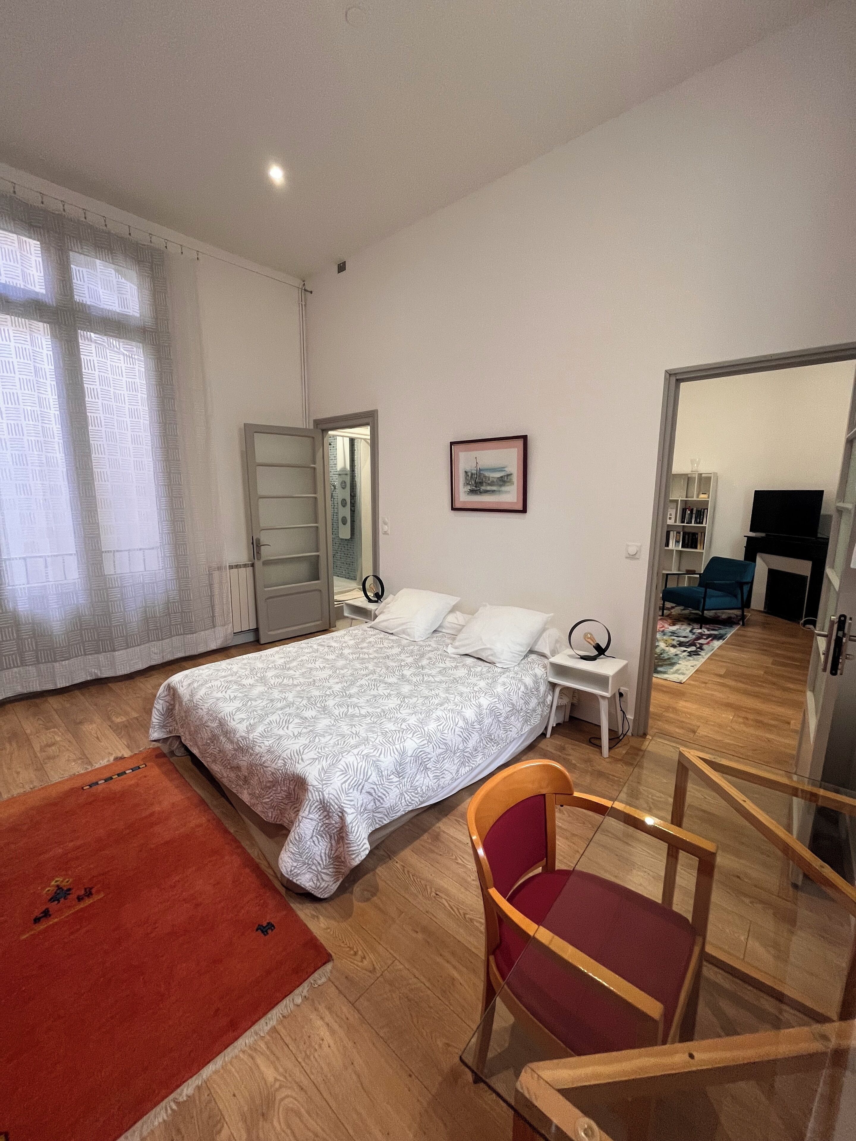 1 habitación, tabla de planchar con plancha, wifi y ropa de cama 