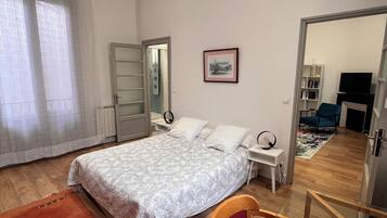 1 habitación, tabla de planchar con plancha, wifi y ropa de cama