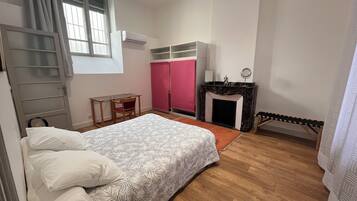 1 habitación, tabla de planchar con plancha, wifi y ropa de cama